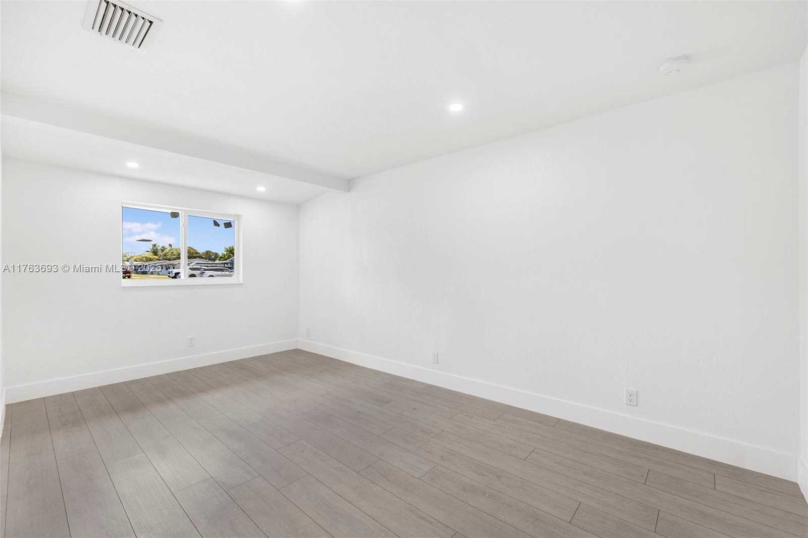 Small Image of 6335 SOUTHGATE BLVD, Margate Number 18