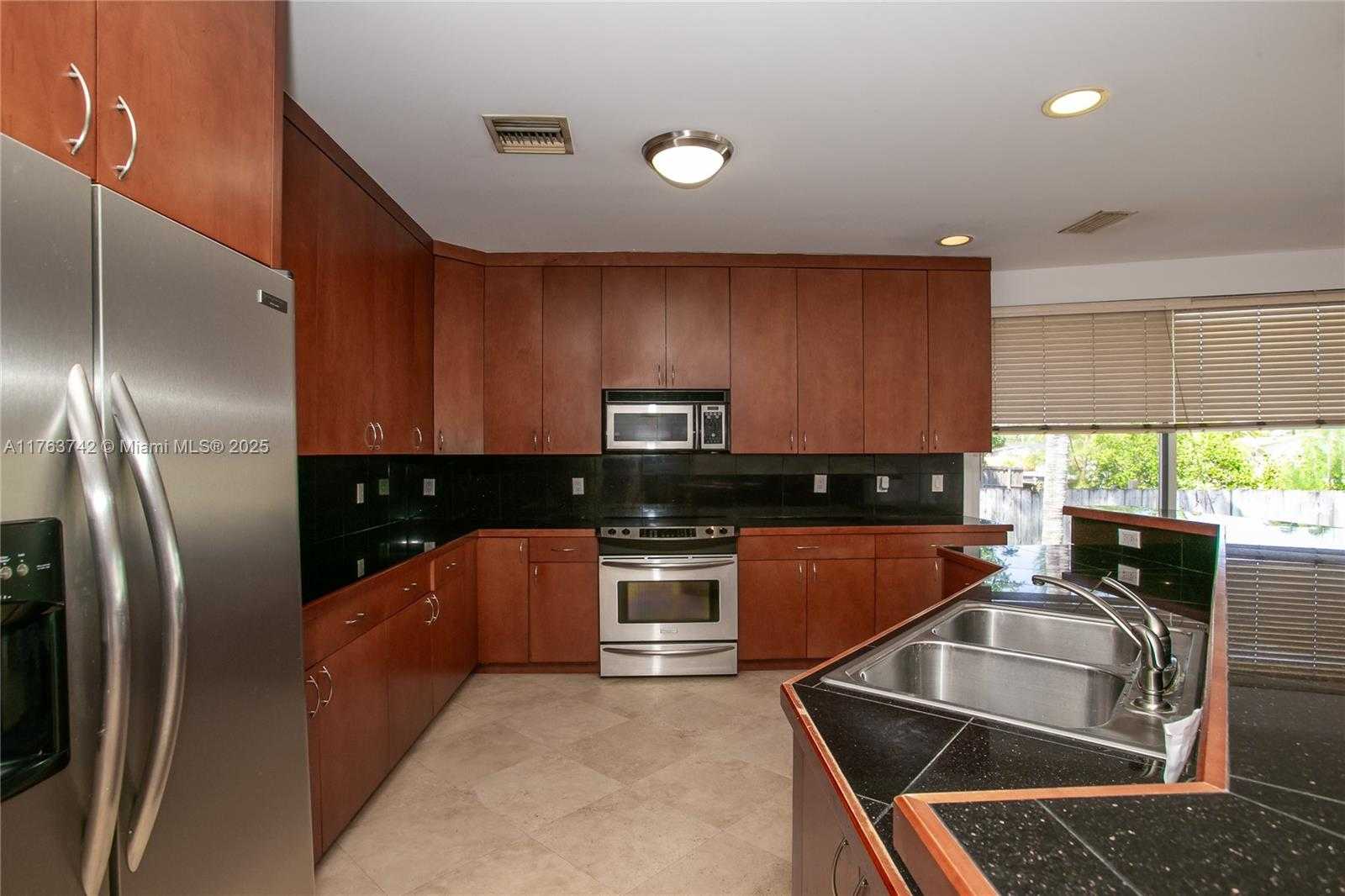 Small Image of 4750 SOUTH WEST 43RD AVE, Dania Beach Number 10