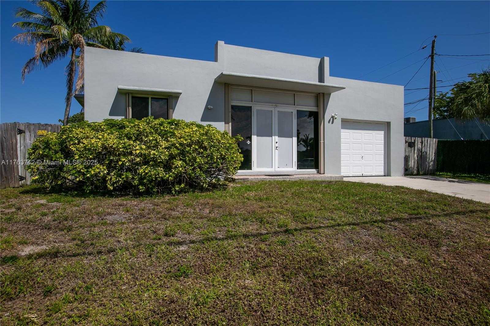 Small Image of 4750 SOUTH WEST 43RD AVE, Dania Beach Number 3