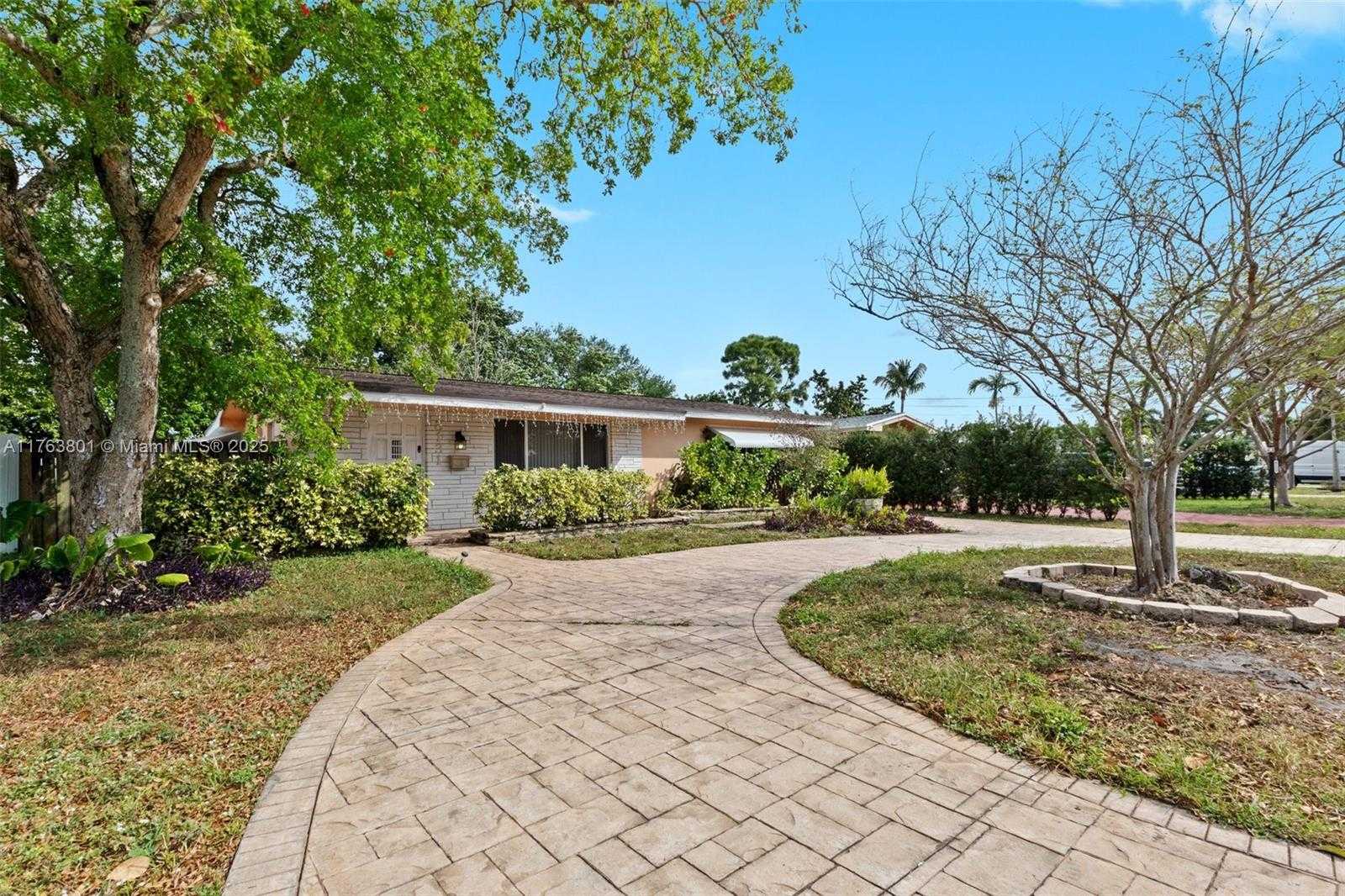 Small Image of 8131 NORTH WEST 12TH ST, Pembroke Pines Number 25