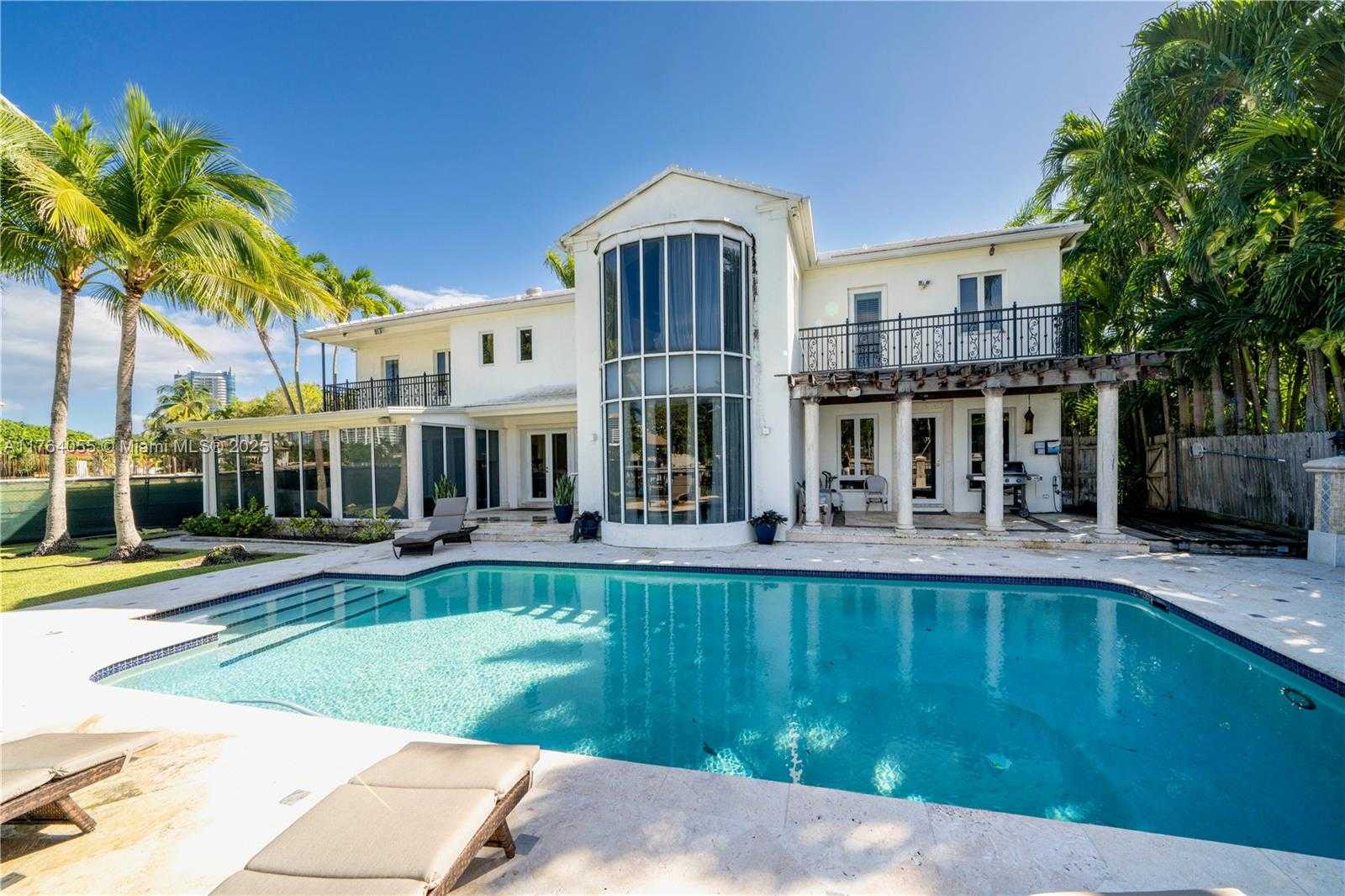 Small Image of 6465 PINETREE DRIVE CIR, Miami Beach Number 10