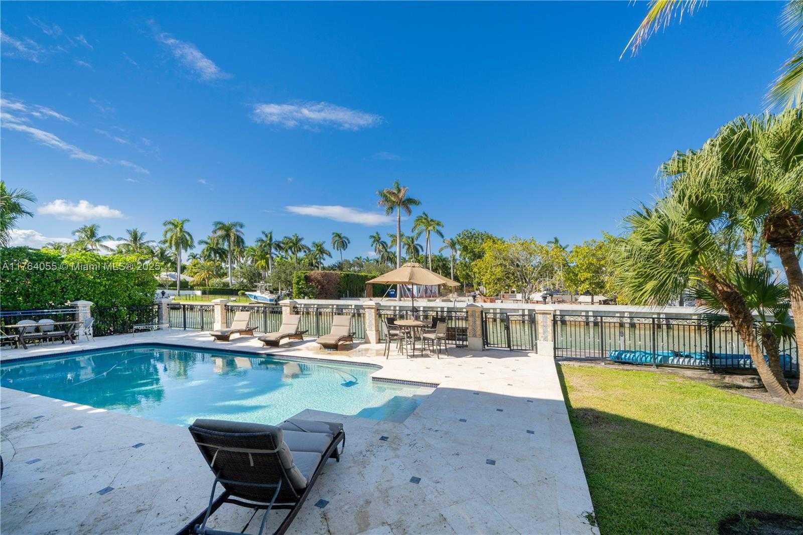 Small Image of 6465 PINETREE DRIVE CIR, Miami Beach Number 11