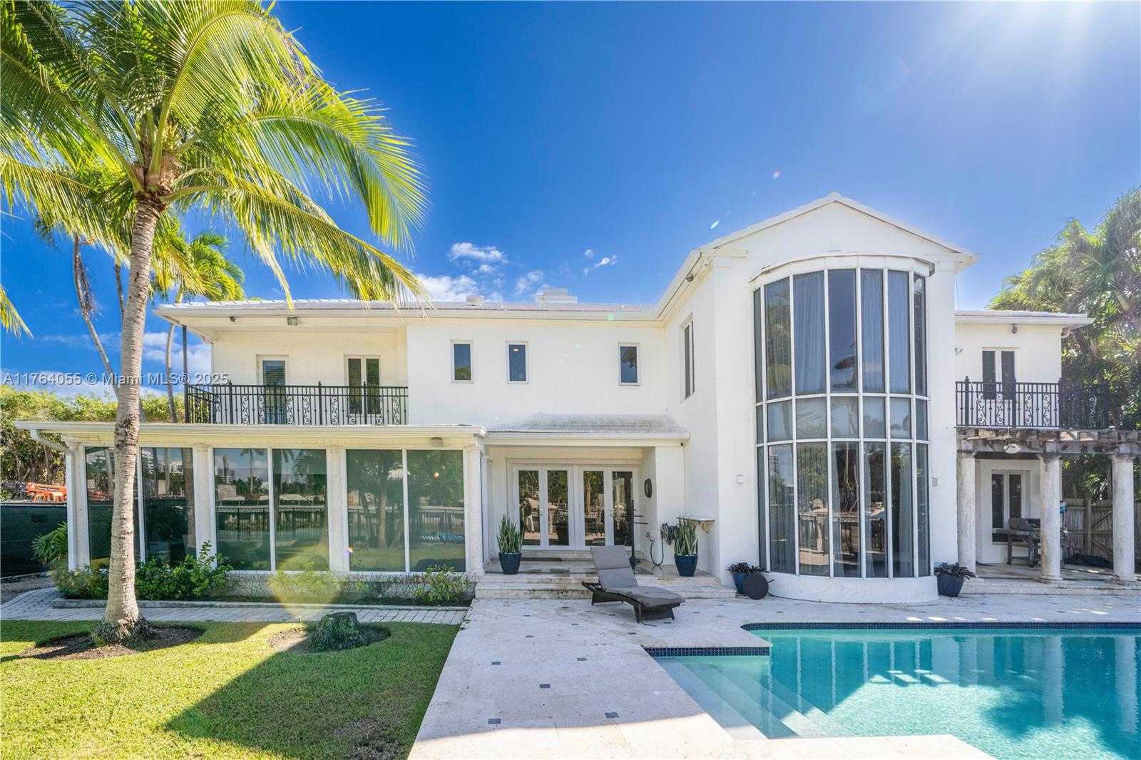 Small Image of 6465 PINETREE DRIVE CIR, Miami Beach Number 12