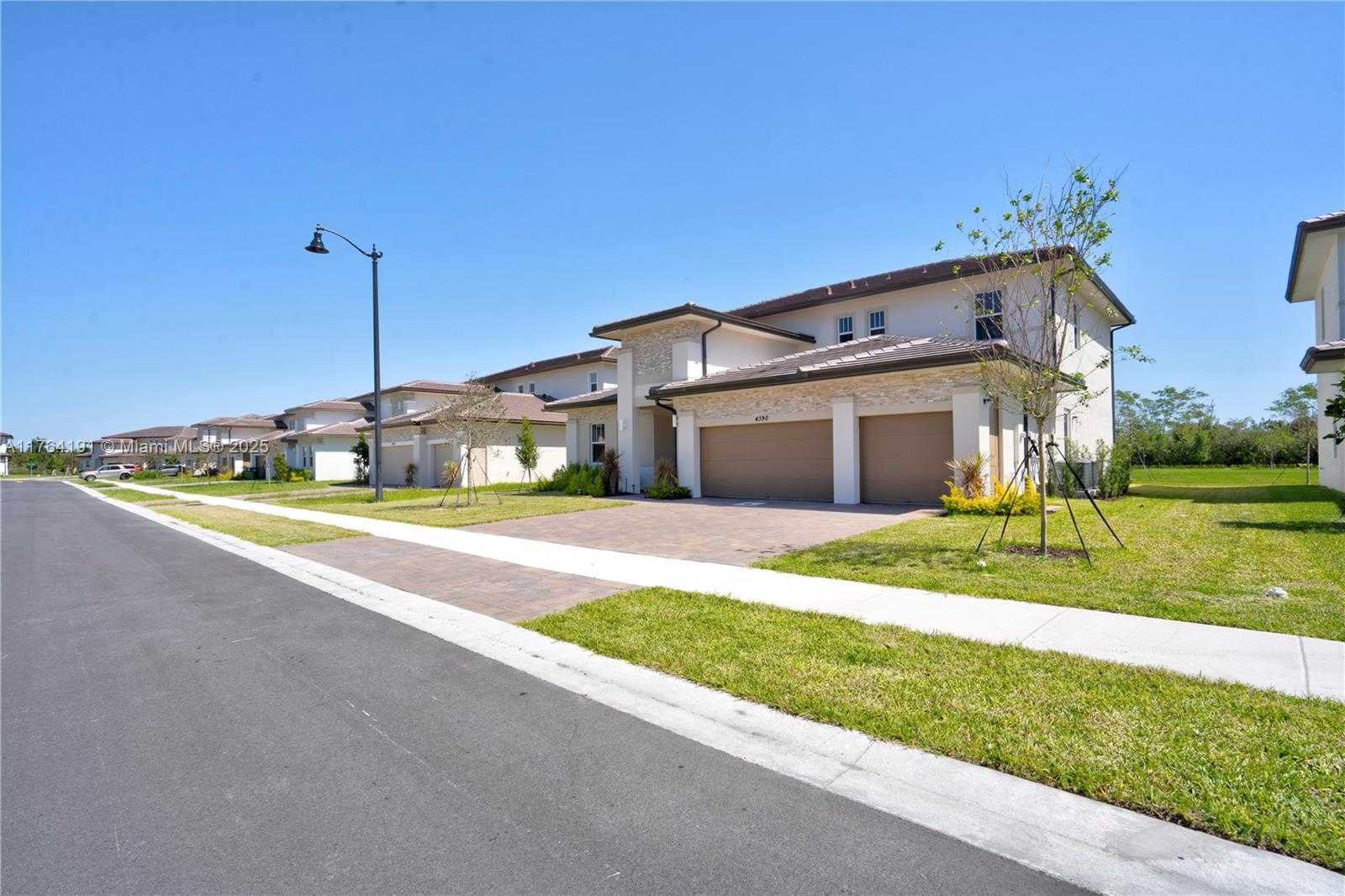 Small Image of 4390 SW 122nd Terrace, Davie, FL 33330, USA Number 12