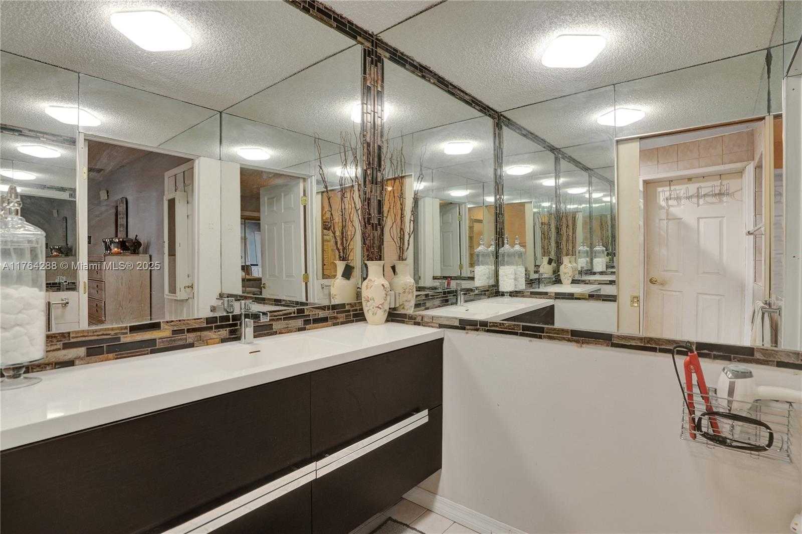Small Image of 7825 NORTH WEST 174TH ST, Hialeah Number 13