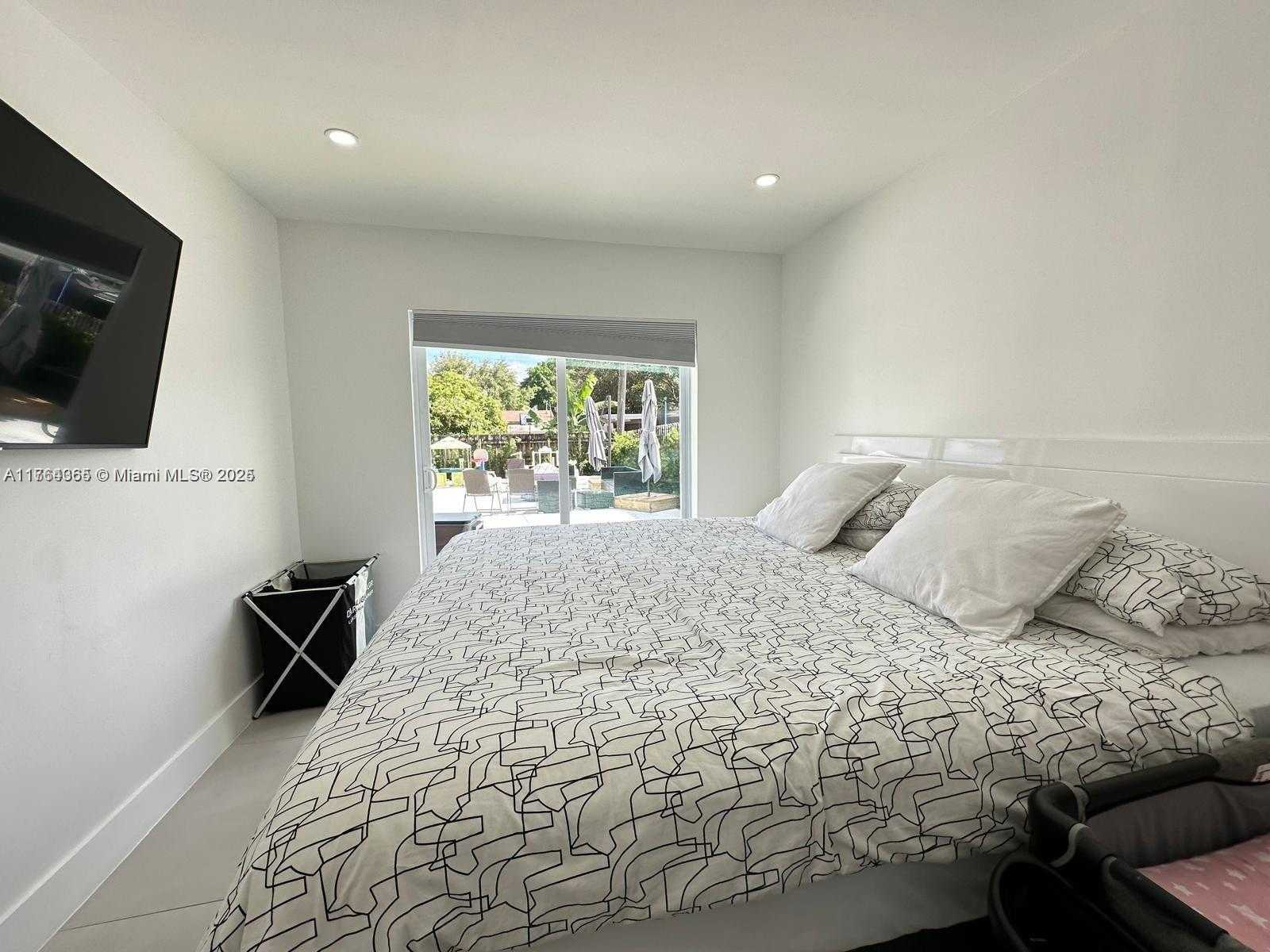 Small Image of 8320 TAFT ST, Pembroke Pines Number 11