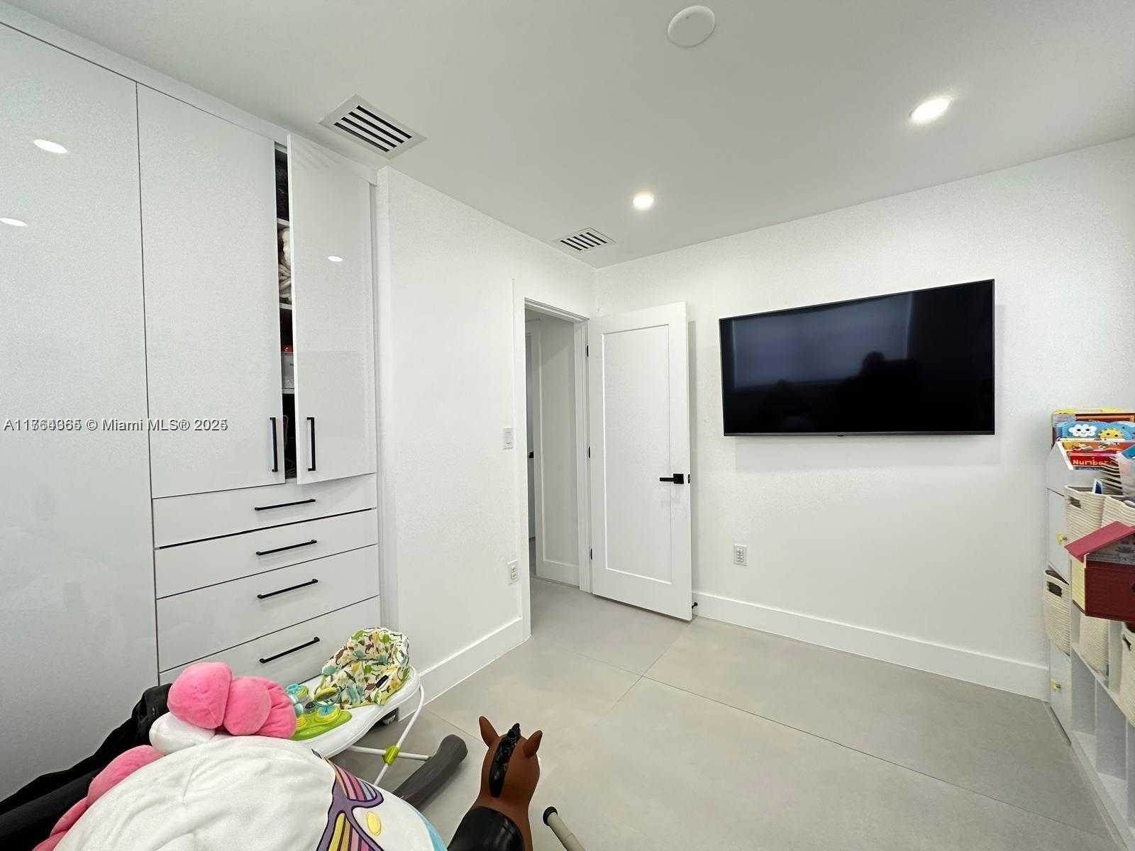 Small Image of 8320 TAFT ST, Pembroke Pines Number 15