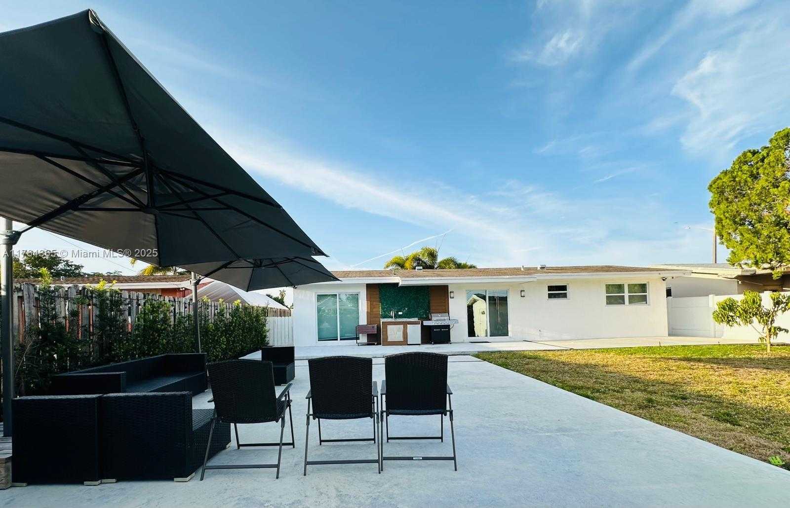 Small Image of 8320 TAFT ST, Pembroke Pines Number 21