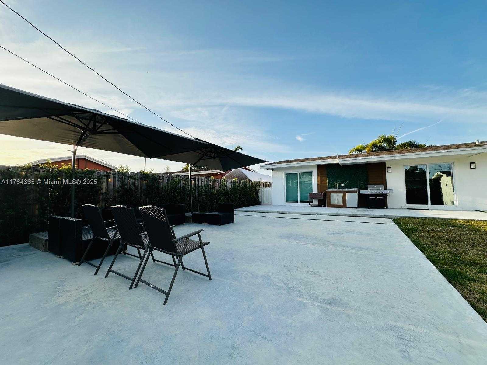 Small Image of 8320 TAFT ST, Pembroke Pines Number 22