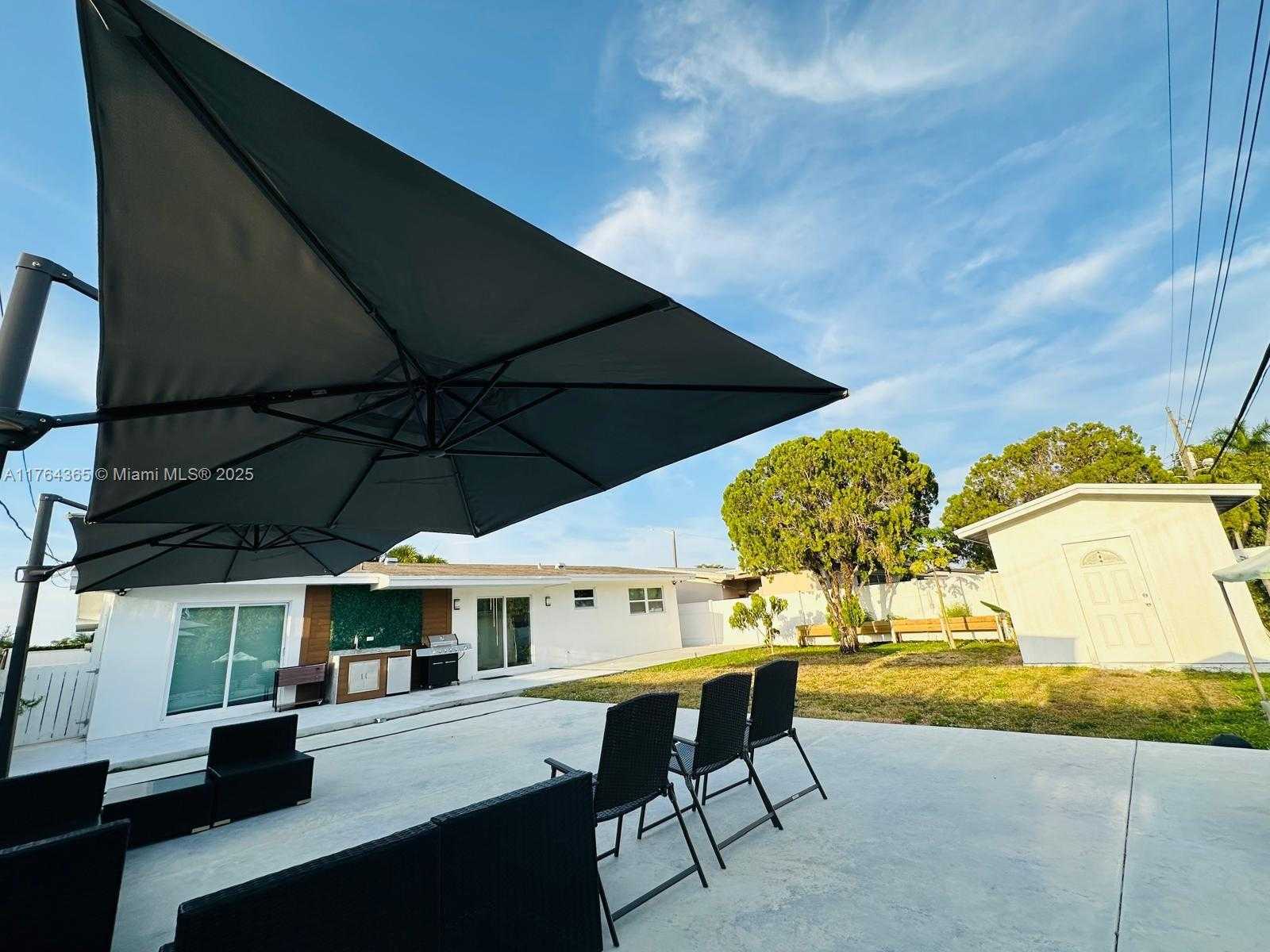 Small Image of 8320 TAFT ST, Pembroke Pines Number 23
