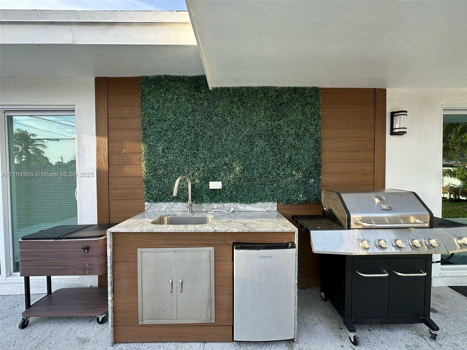 Small Image of 8320 TAFT ST, Pembroke Pines Number 24