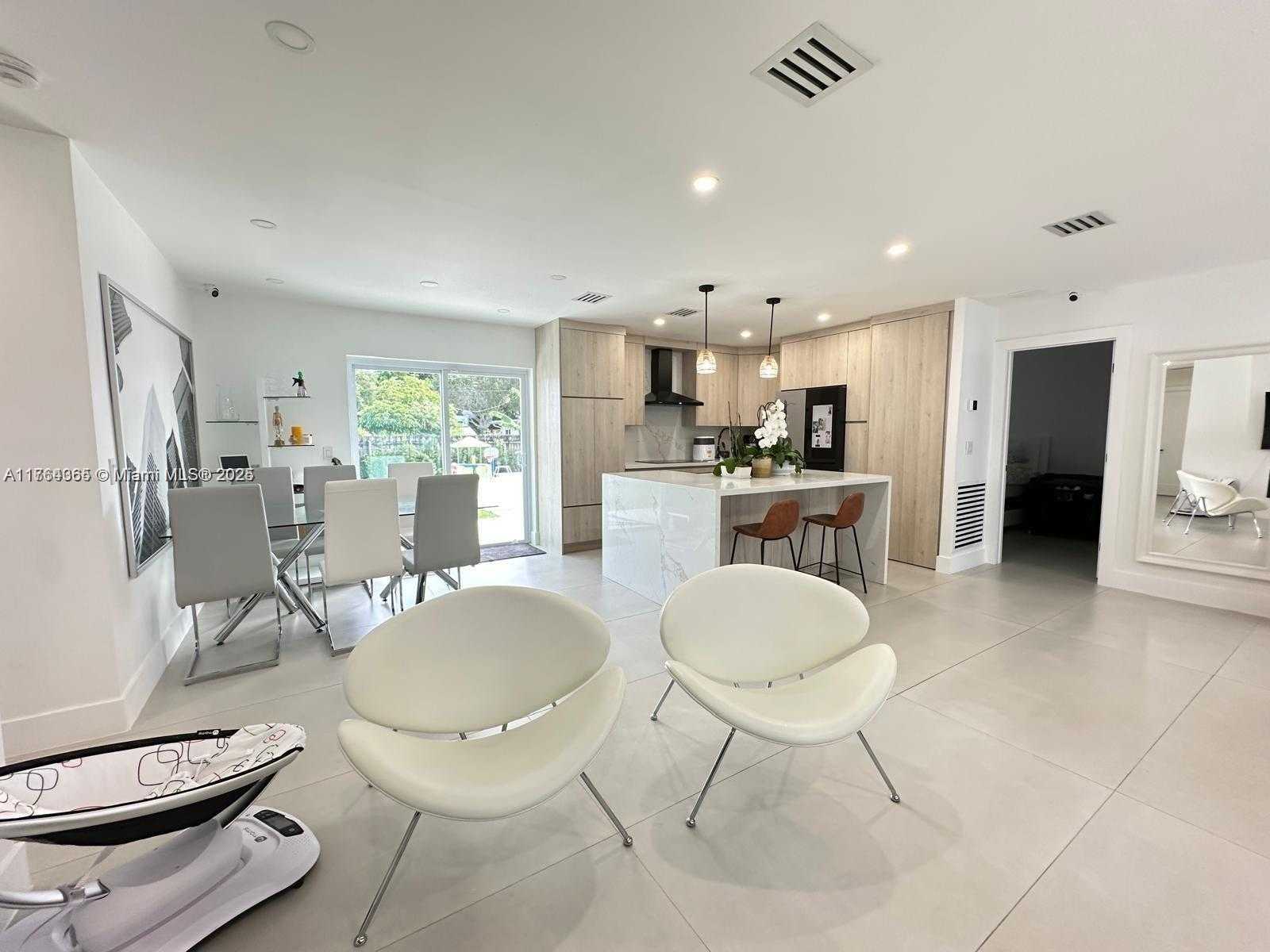 Small Image of 8320 TAFT ST, Pembroke Pines Number 3