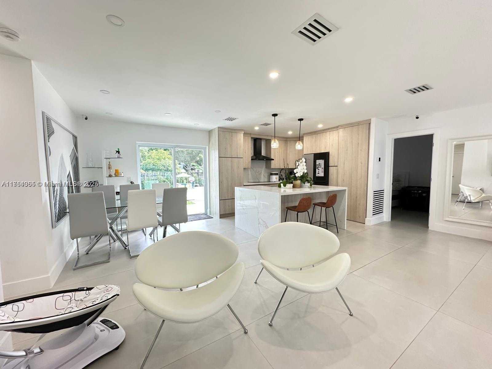 Small Image of 8320 TAFT ST, Pembroke Pines Number 4