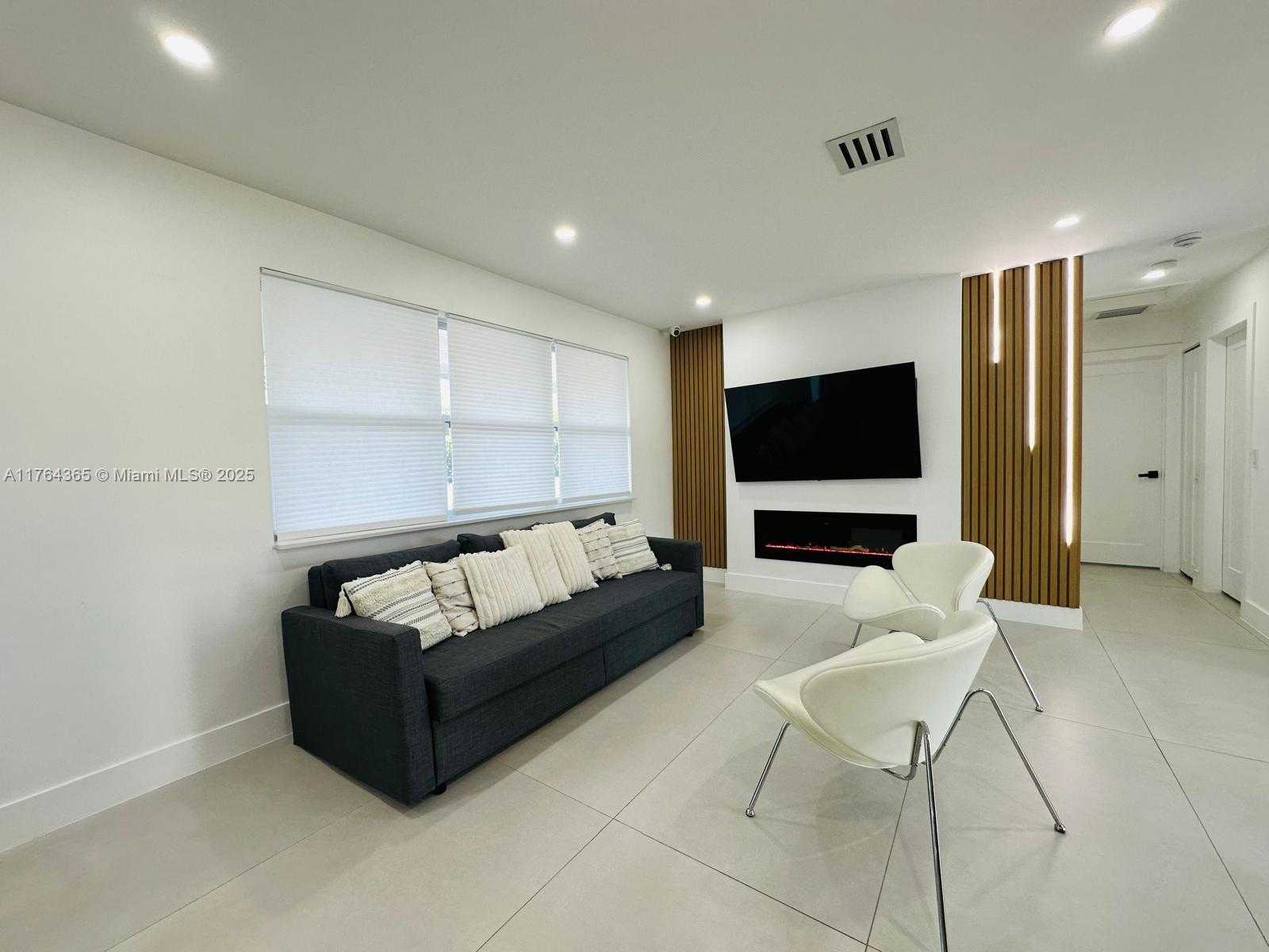 Small Image of 8320 TAFT ST, Pembroke Pines Number 7