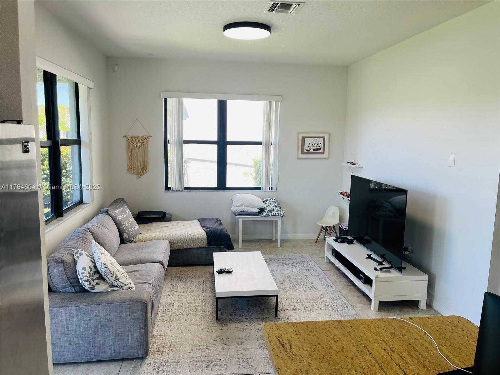 Small Image of 616 NORTH EAST 193RD ST, Miami Number 11