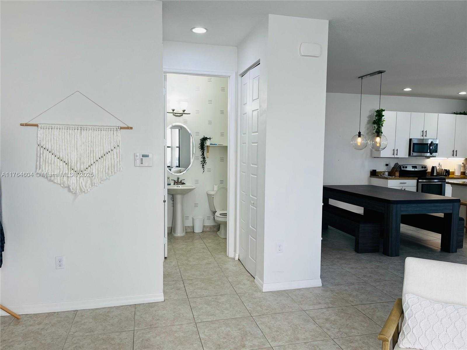 Small Image of 616 NORTH EAST 193RD ST, Miami Number 15