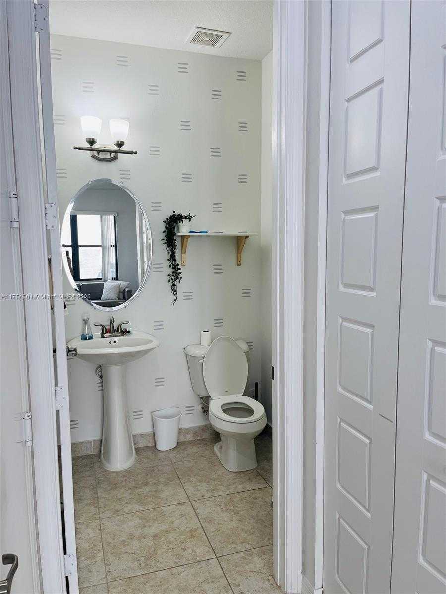 Small Image of 616 NORTH EAST 193RD ST, Miami Number 16