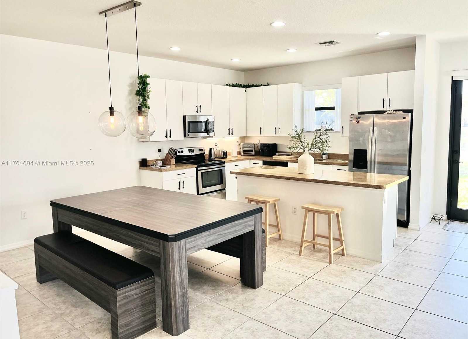 Small Image of 616 NORTH EAST 193RD ST, Miami Number 8