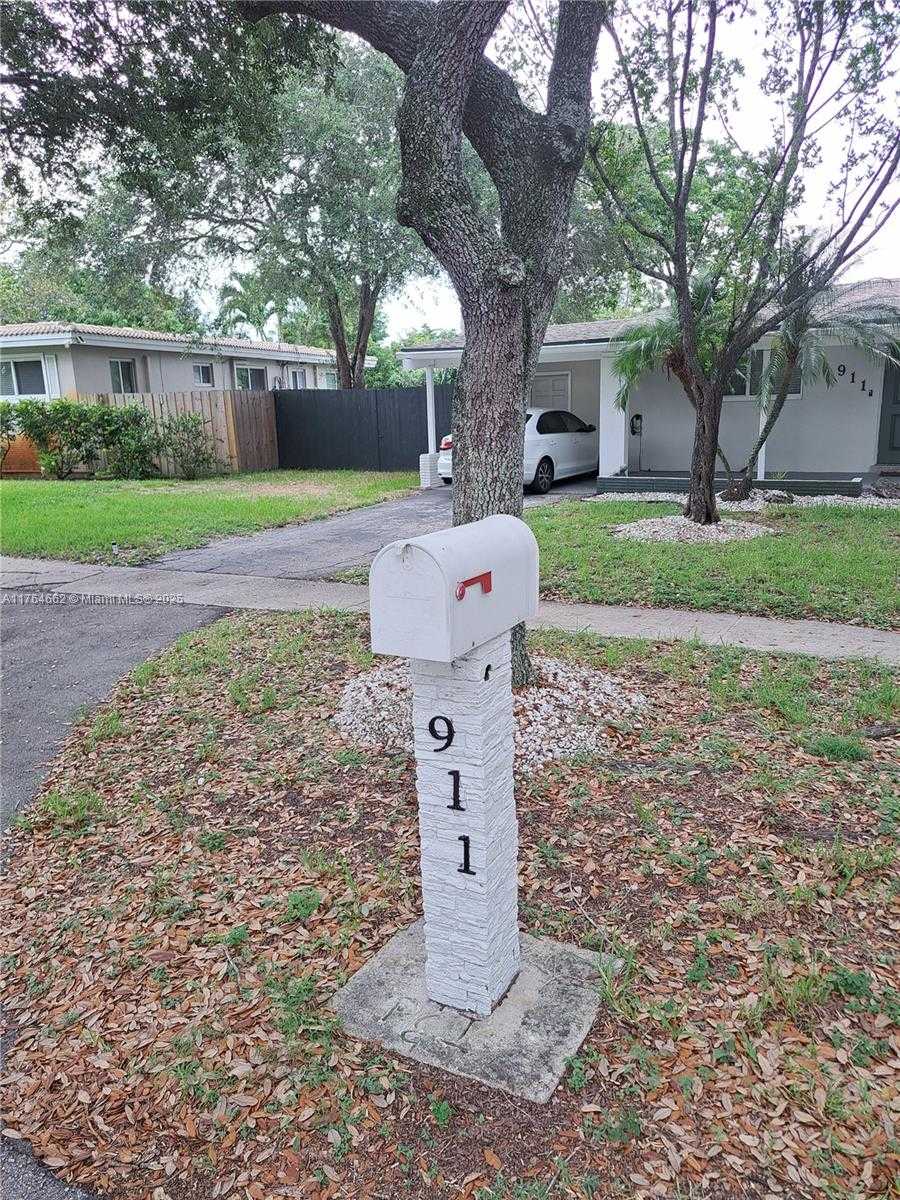 Small Image of 911 WEST COUNTRY CLUB CIR, Plantation Number 2