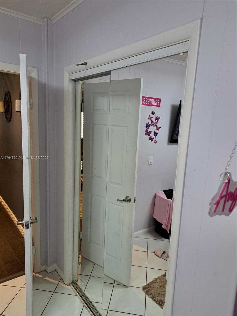 Small Image of 911 WEST COUNTRY CLUB CIR, Plantation Number 21
