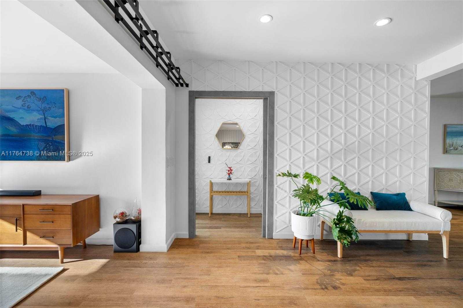 Small Image of 7770 HAWTHORNE AVE, Miami Beach Number 16