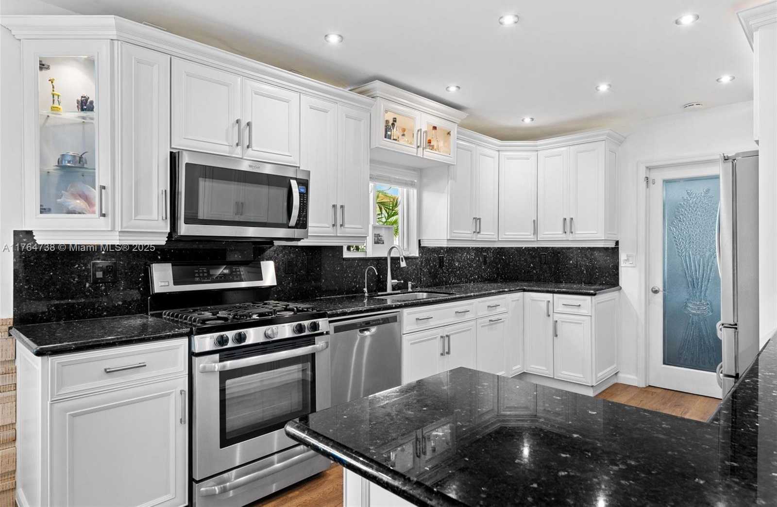 Small Image of 7770 HAWTHORNE AVE, Miami Beach Number 21