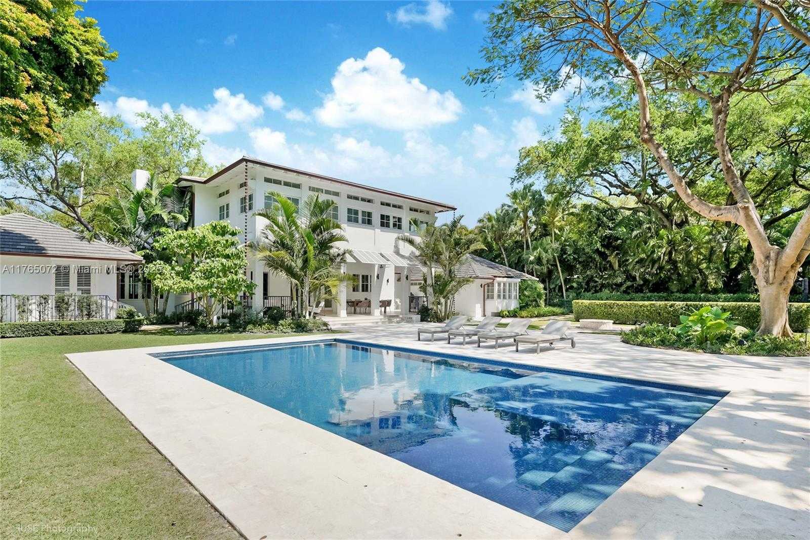 Small Image of 4550 SUNSET DR, Coral Gables Number 4
