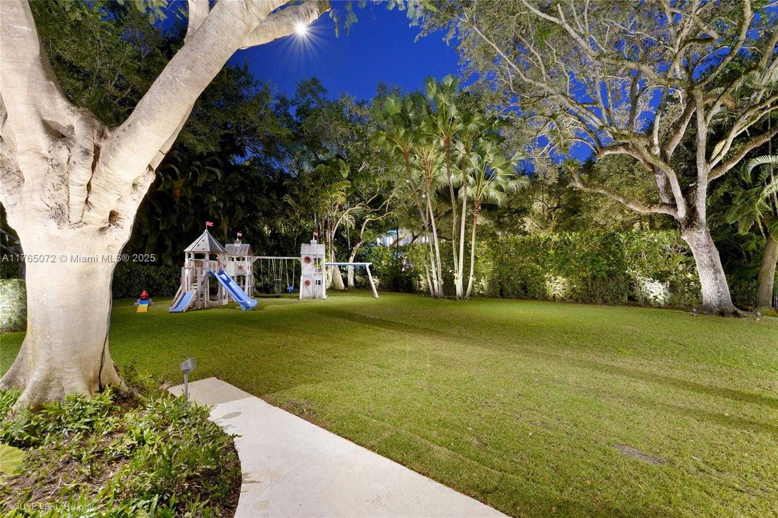 Small Image of 4550 SUNSET DR, Coral Gables Number 58