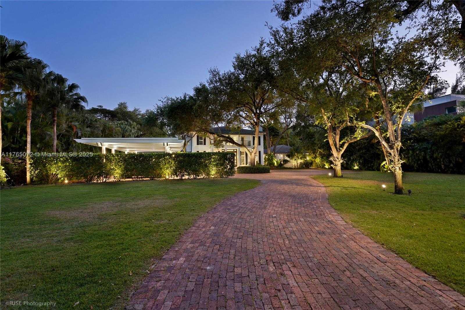 Small Image of 4550 SUNSET DR, Coral Gables Number 64