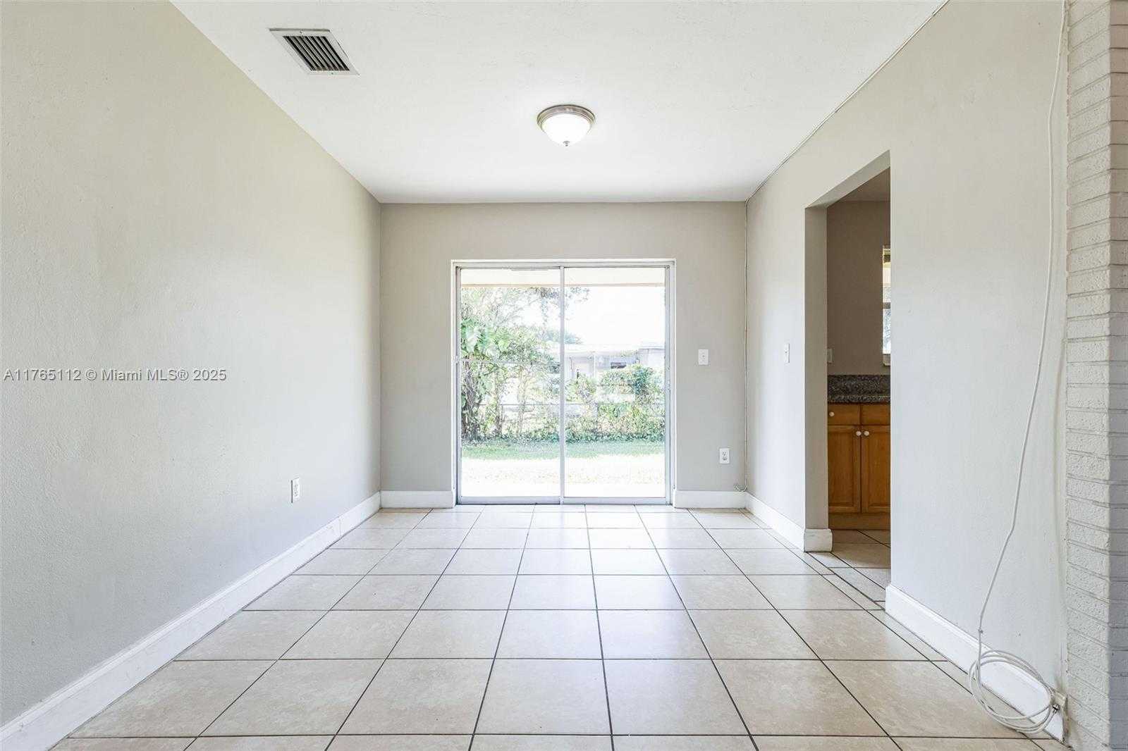 Small Image of 7804 MERIDIAN ST, Miramar Number 5