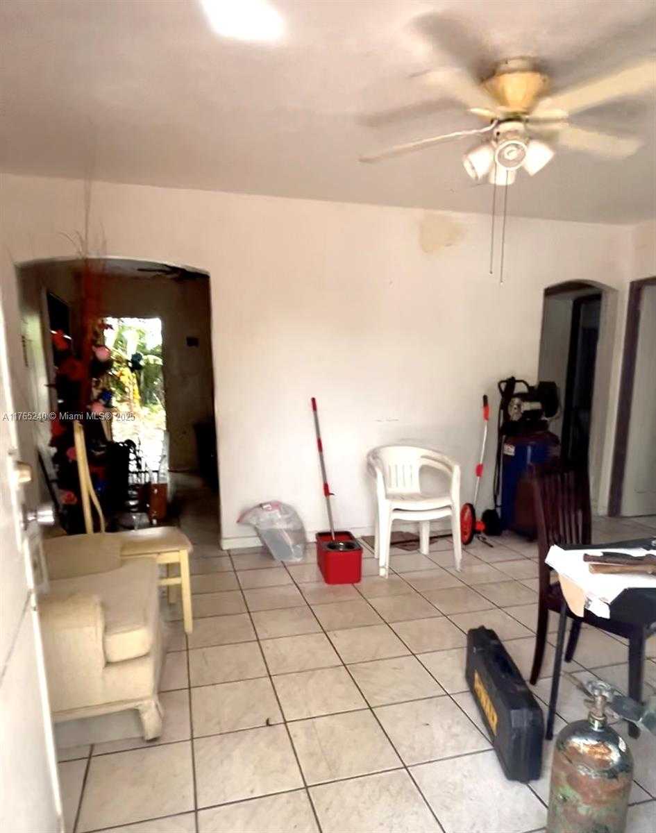 Small Image of 671 EAST 17TH ST, Hialeah Number 4