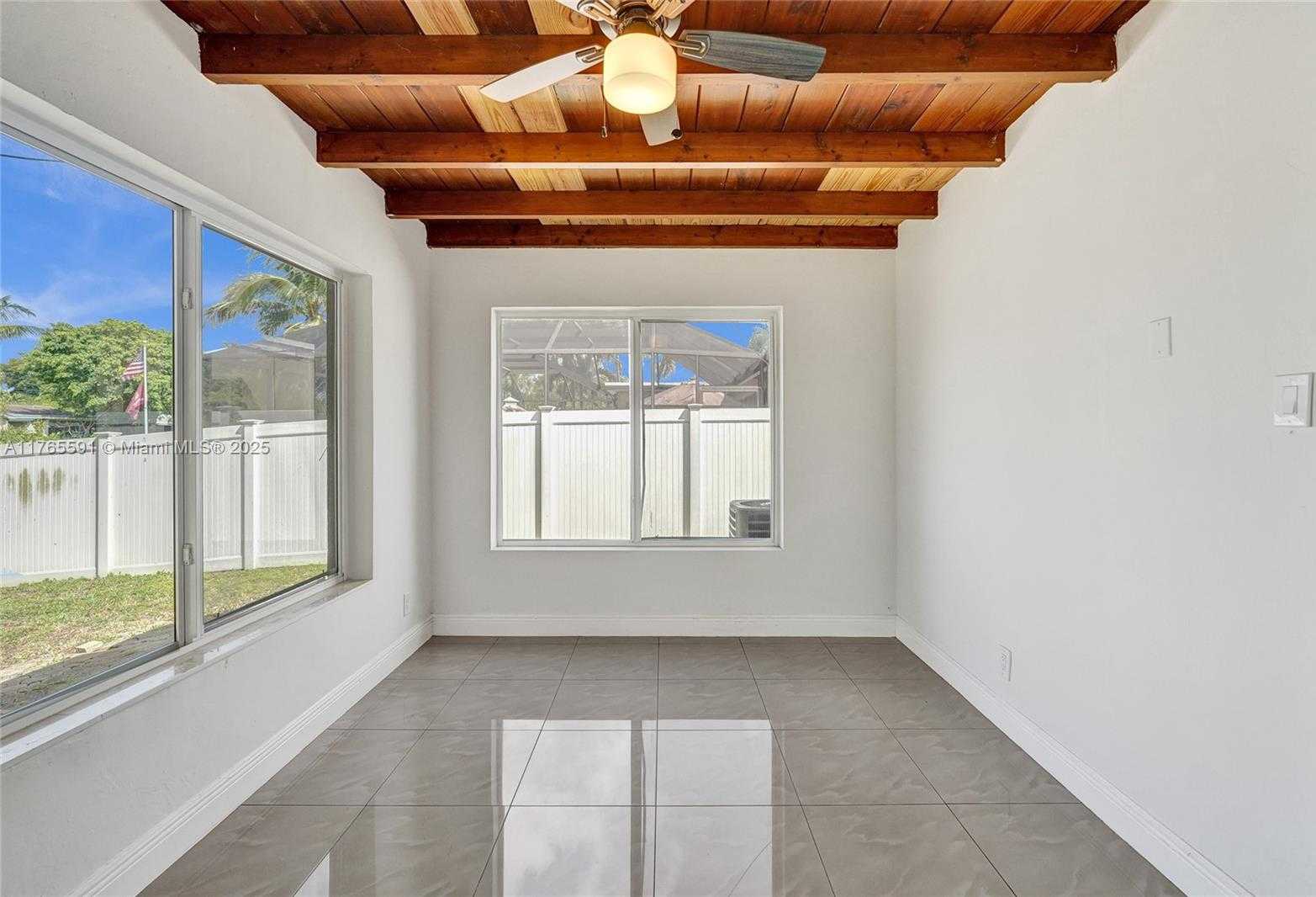 Small Image of 924 NORTH 30TH RD, Hollywood Number 7
