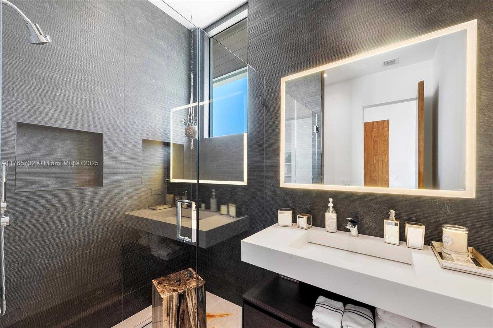 Small Image of 22 ISLA BAHIA DR, Fort Lauderdale Number 65