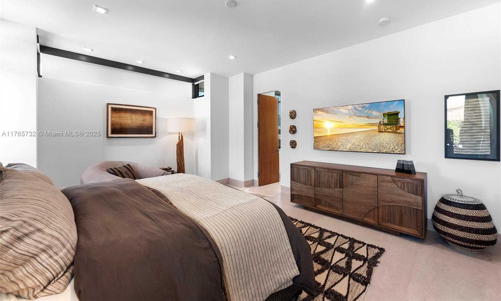 Small Image of 22 ISLA BAHIA DR, Fort Lauderdale Number 84