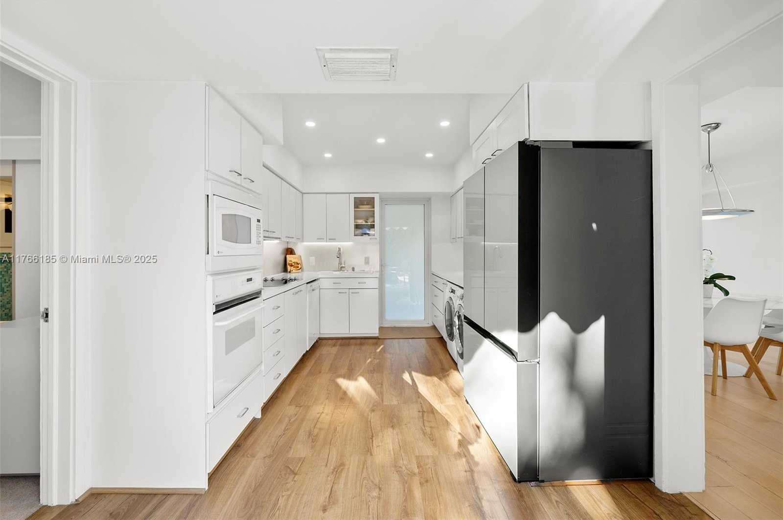Small Image of 5251 LA GORCE DR, Miami Beach Number 17