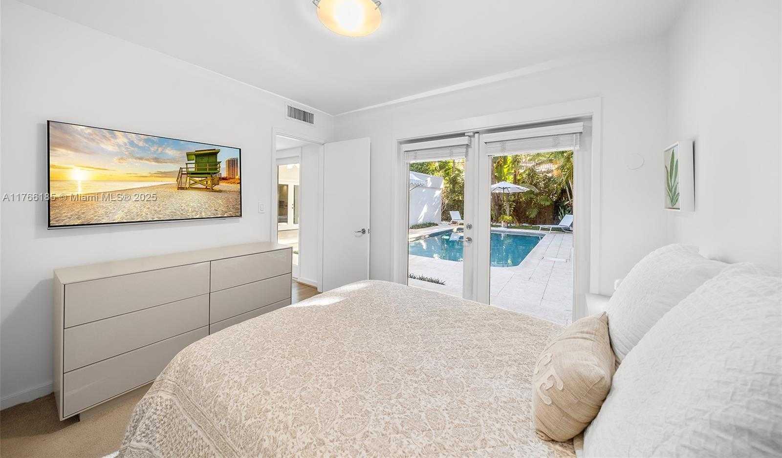 Small Image of 5251 LA GORCE DR, Miami Beach Number 21