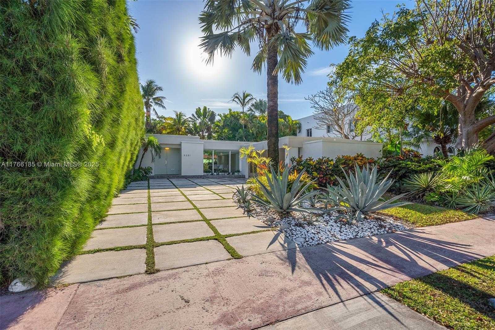 Small Image of 5251 LA GORCE DR, Miami Beach Number 3