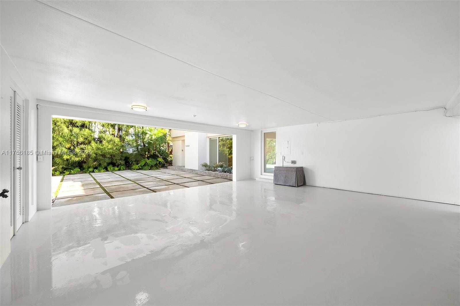 Small Image of 5251 LA GORCE DR, Miami Beach Number 40