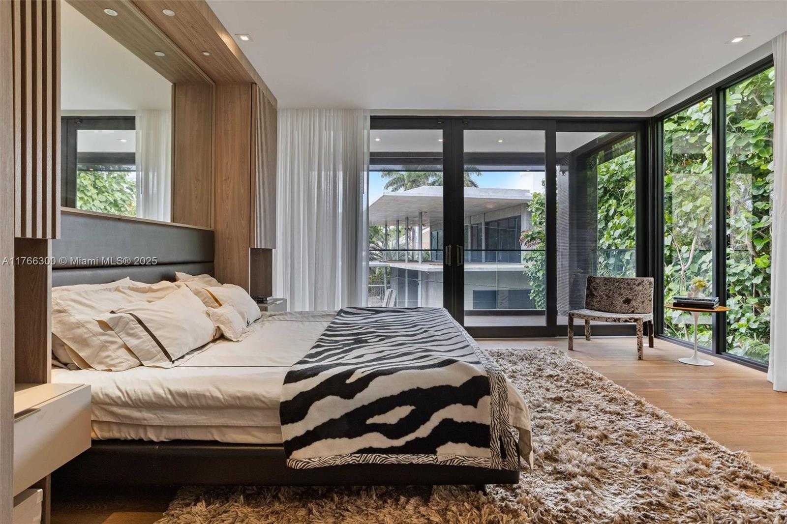 Small Image of 610 HARBOR CIR, Key Biscayne Number 26