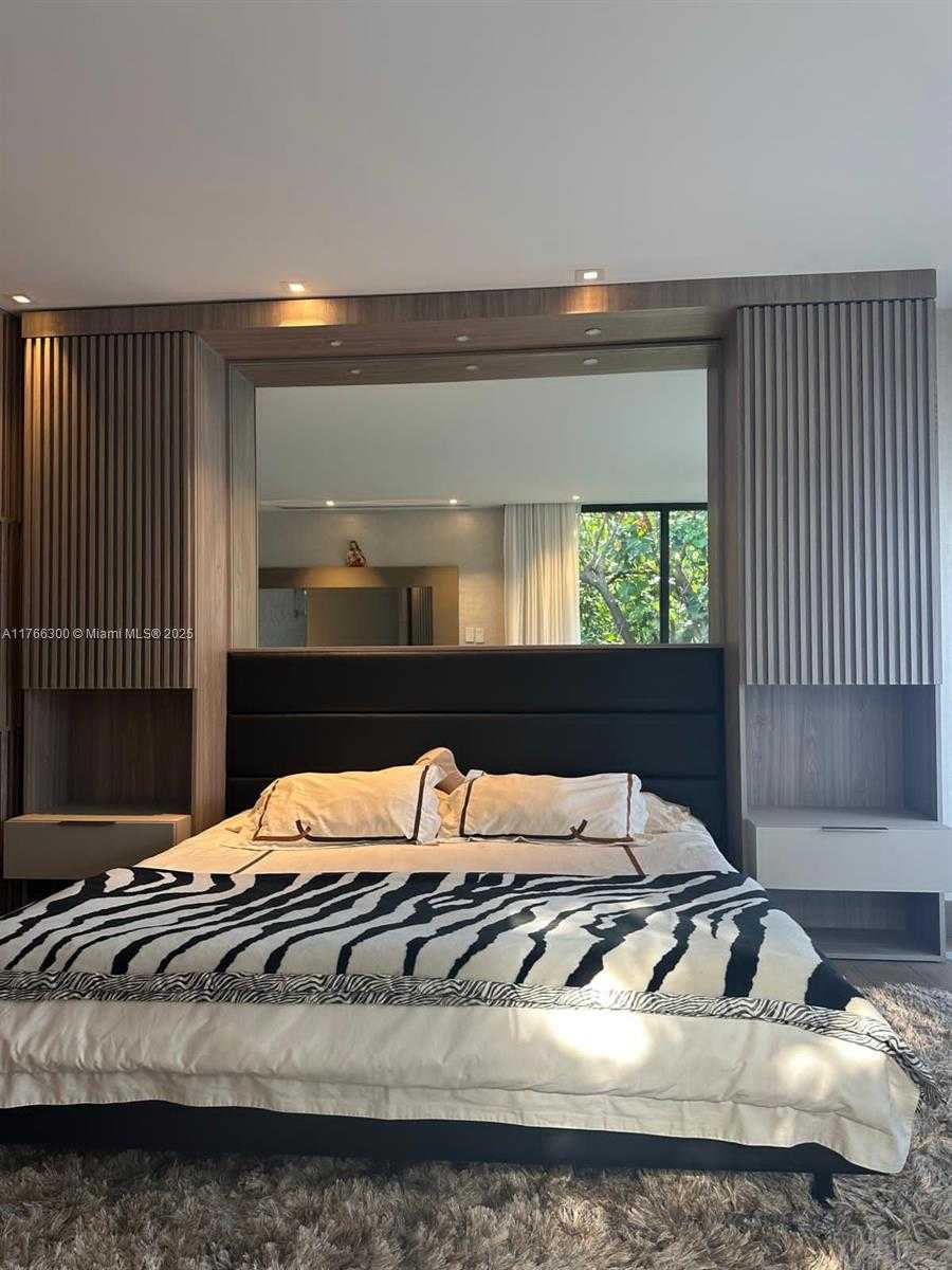 Small Image of 610 HARBOR CIR, Key Biscayne Number 28