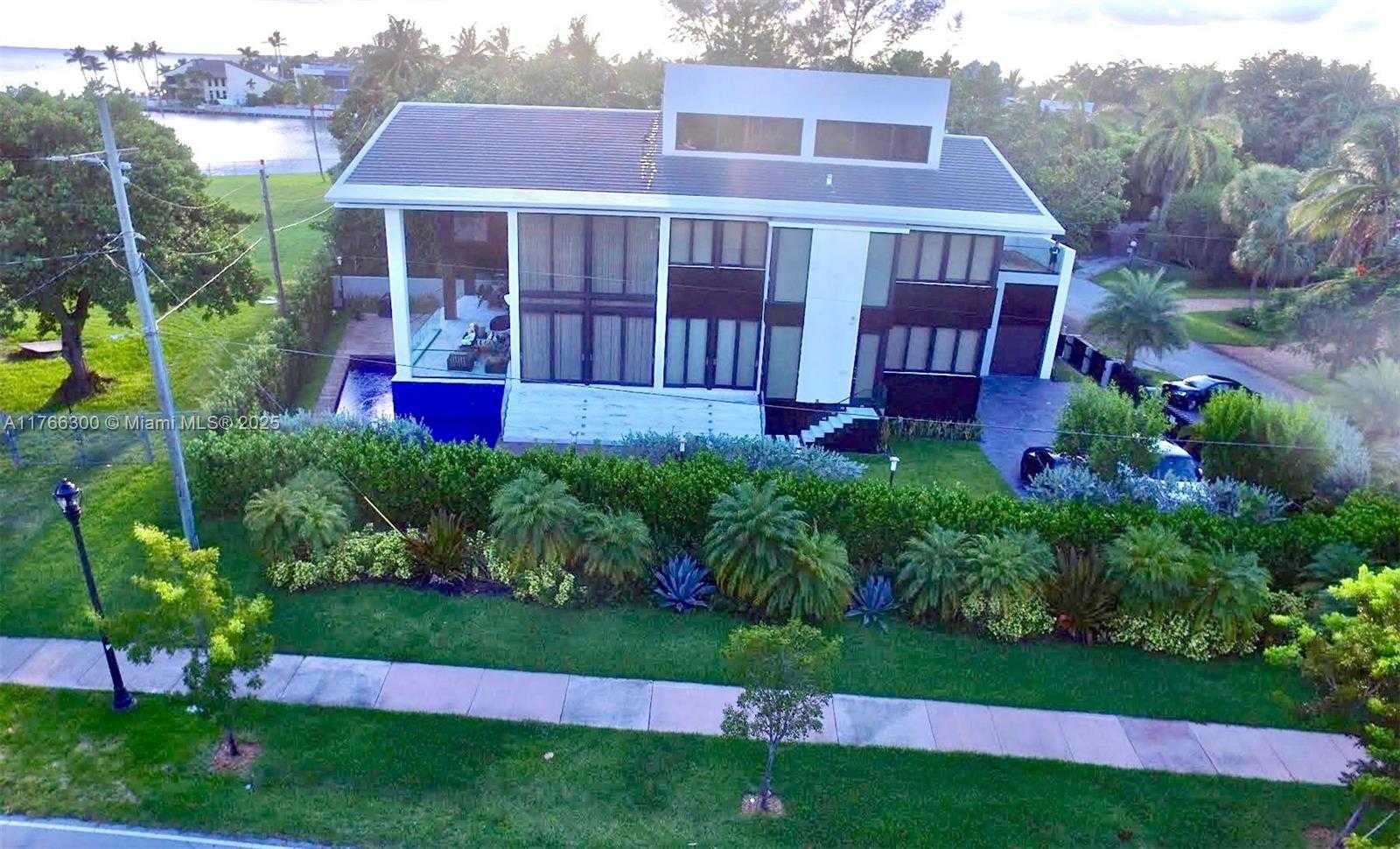 Small Image of 610 HARBOR CIR, Key Biscayne Number 3
