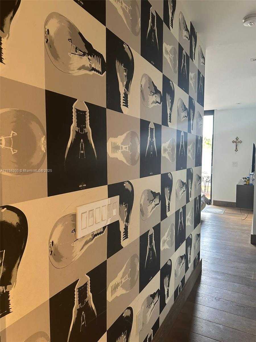 Small Image of 610 HARBOR CIR, Key Biscayne Number 33