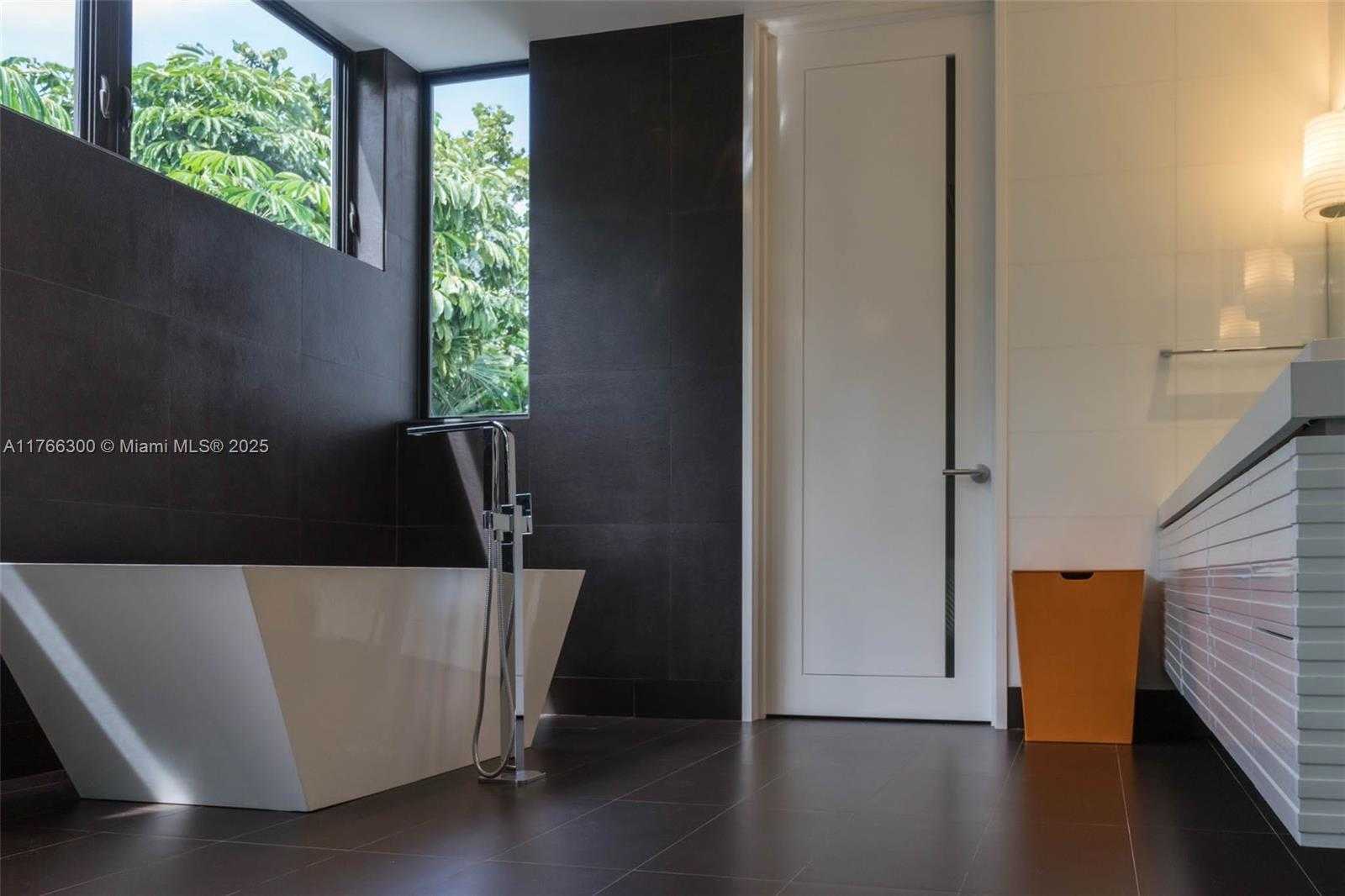 Small Image of 610 HARBOR CIR, Key Biscayne Number 36