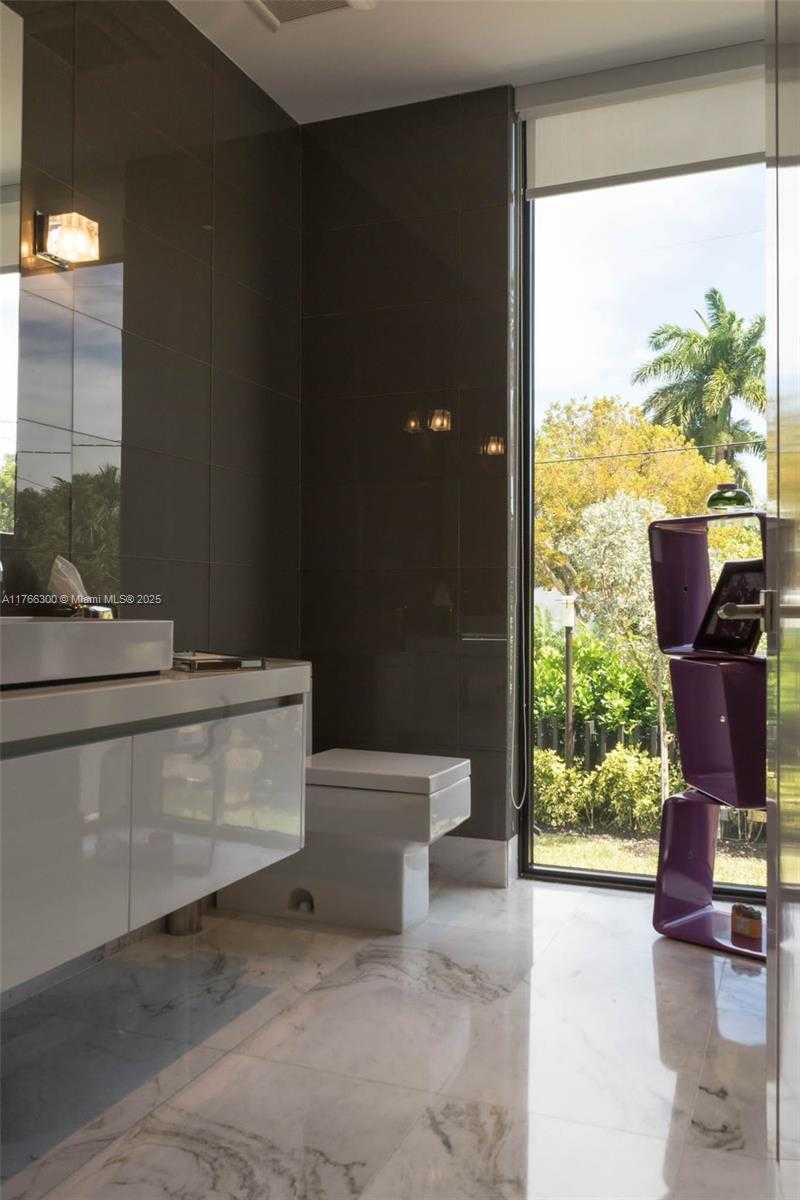 Small Image of 610 HARBOR CIR, Key Biscayne Number 37