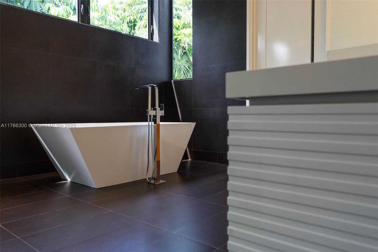 Small Image of 610 HARBOR CIR, Key Biscayne Number 38