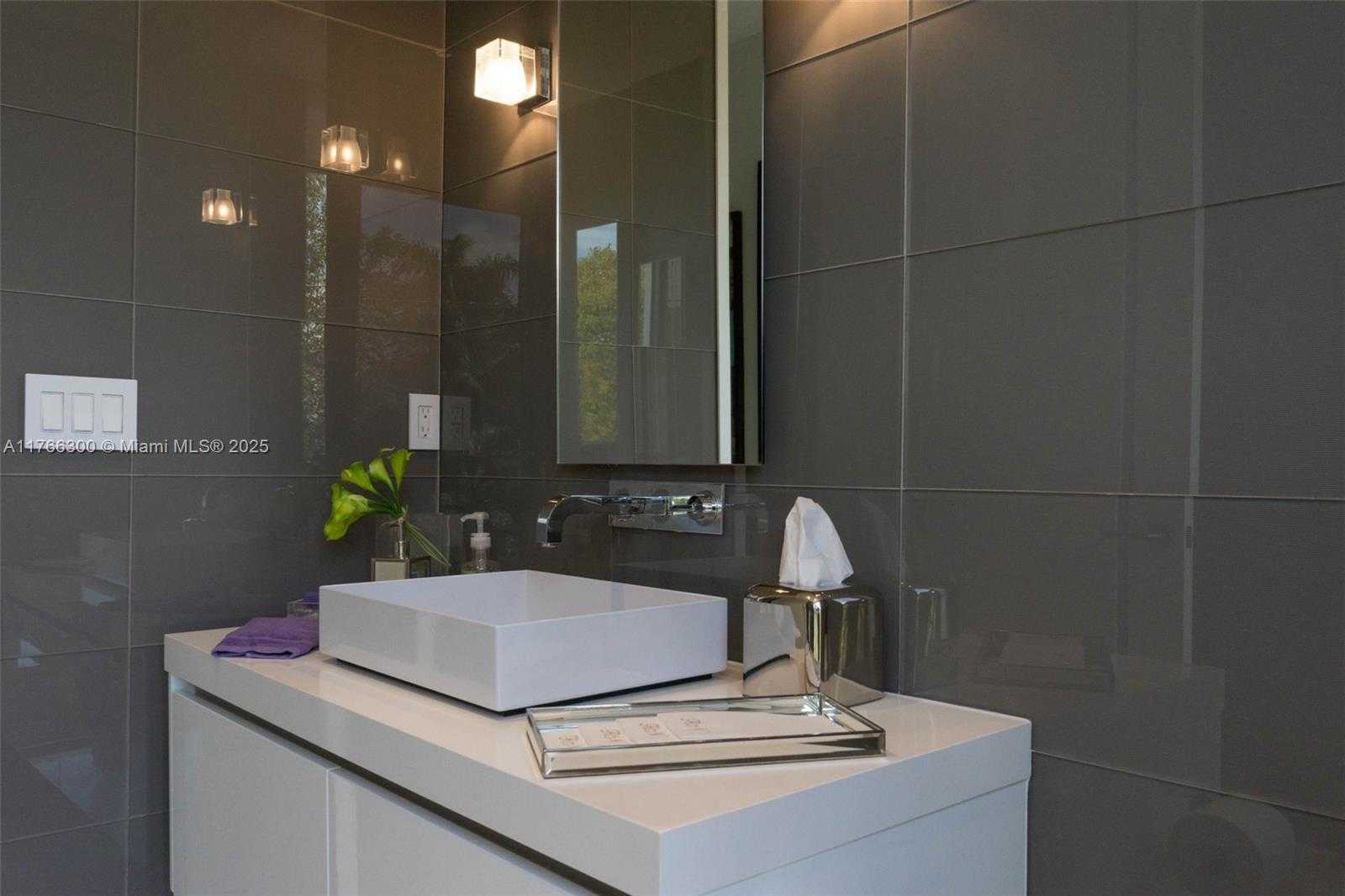 Small Image of 610 HARBOR CIR, Key Biscayne Number 39