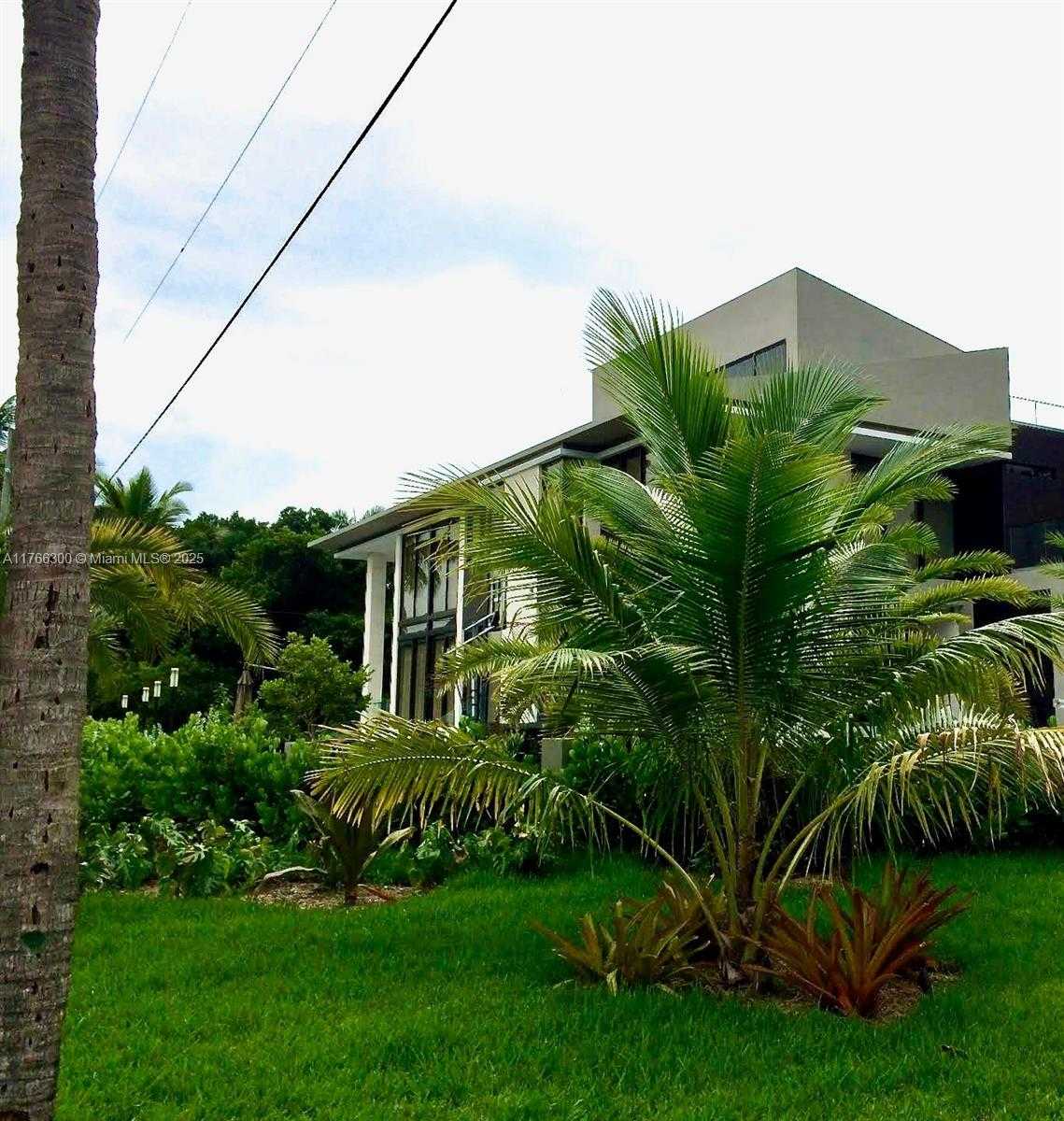 Small Image of 610 HARBOR CIR, Key Biscayne Number 4