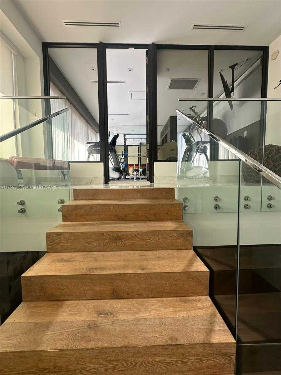 Small Image of 610 HARBOR CIR, Key Biscayne Number 48