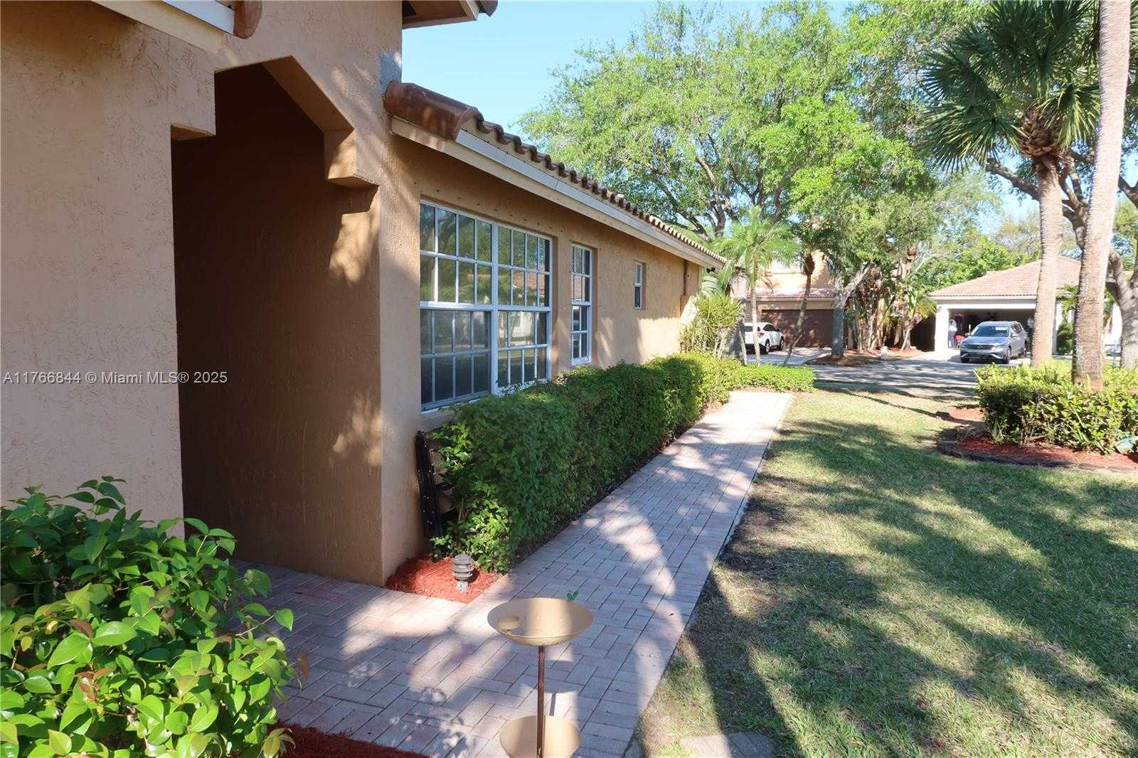 Small Image of 1026 NORTH WEST 170TH AVE, Pembroke Pines Number 4