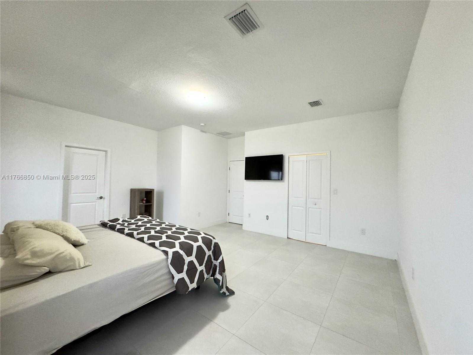 Small Image of 13627 SOUTH WEST 157TH CT, Miami Number 14